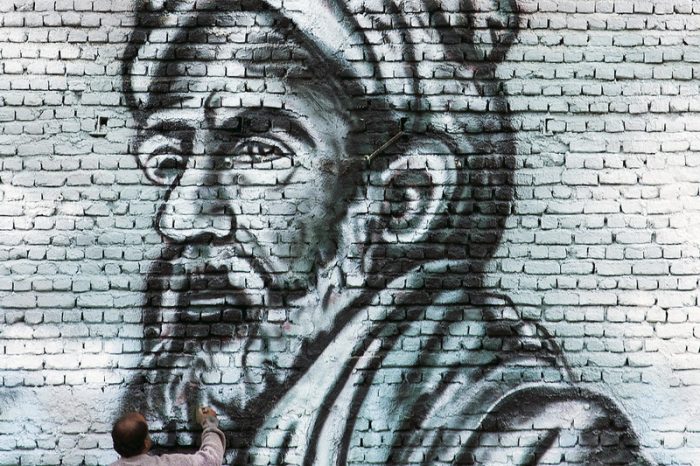 نقاش در حال کشیدن دیوارنگاره ای از فردوسی در یکی از سفره خانه های مشهد عکاس : سهیل زند آذر از رشت
